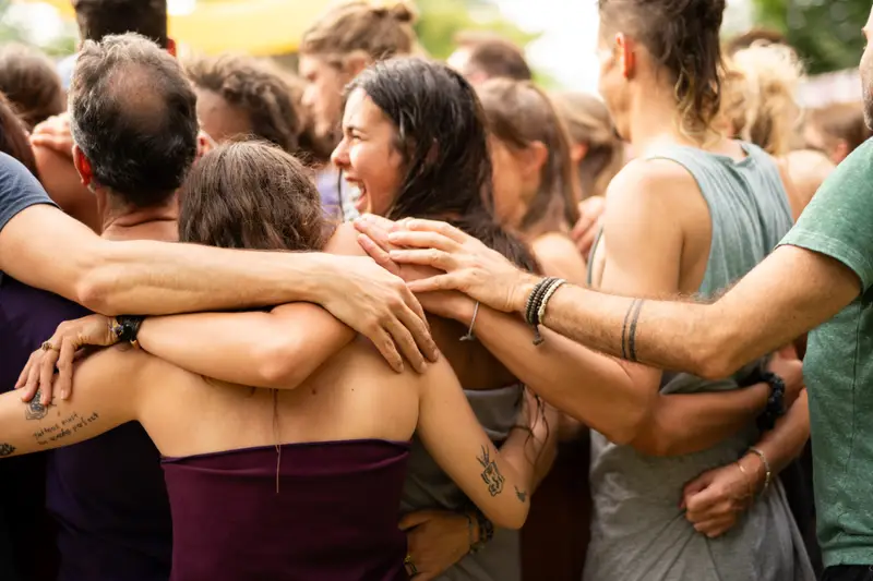 Menschen auf dem Natural Bliss Festival - Gemeinschaft und Achtsamkeit